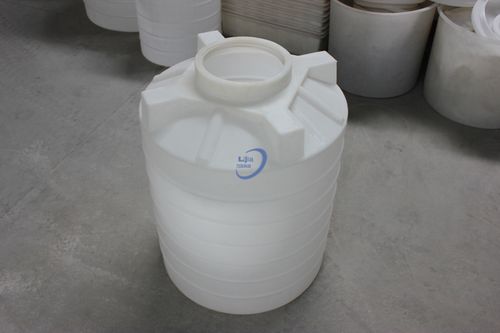 2吨塑料水塔与2000升储水罐 大型塑料桶的选型与应用指南